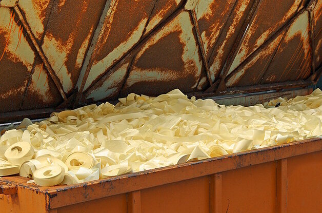 Container with carrier paper waste, reduce waste with the HERMA InNo-Liner system (no caption), landscape format.